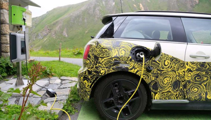 MINI Cooper E elettrica 2019 quasi pronta al debutto - Foto 10 di 14