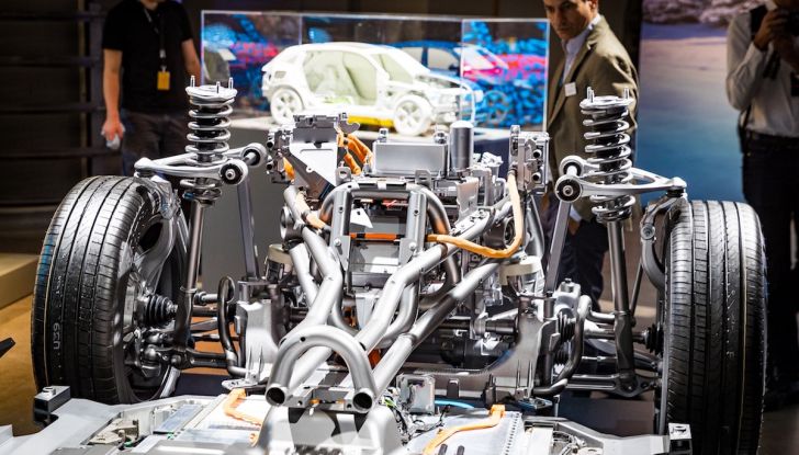 Mercedes EQC, prezzi e allestimenti del SUV elettrico - Foto 14 di 59