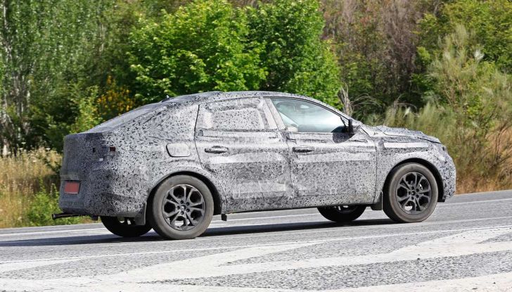 Renault Captur Coupe, dati e immagini del crossover compatto - Foto 13 di 21