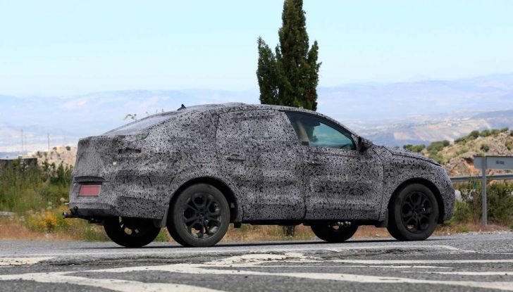 Renault Captur Coupe, dati e immagini del crossover compatto - Foto 5 di 21