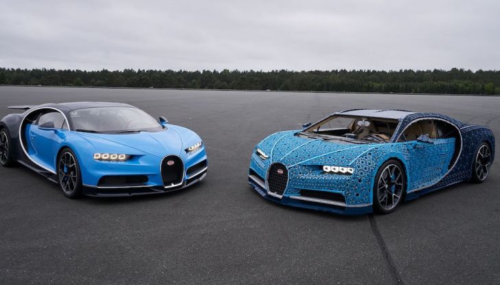 Bugatti Chiron di Lego in scala 1:1 a Milano San Babila per la Formula 1 - Foto 6 di 13