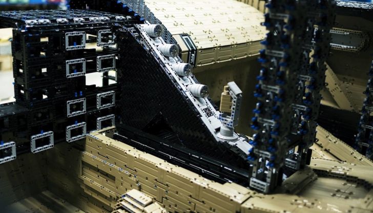Bugatti Chiron di Lego in scala 1:1 a Milano San Babila per la Formula 1 - Foto 7 di 13