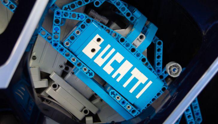 Bugatti Chiron di Lego in scala 1:1 a Milano San Babila per la Formula 1 - Foto 9 di 13