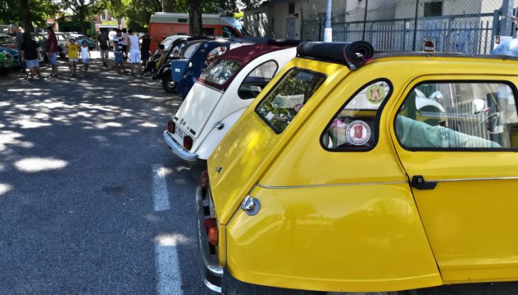 Citroën 2CV: tante feste per i suoi settant’anni - Foto 4 di 13