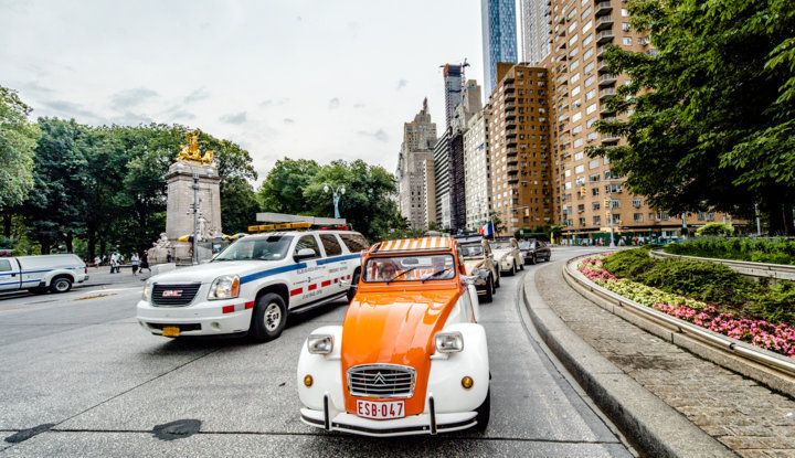 Citroën 2CV: tante feste per i suoi settant’anni - Foto 8 di 13