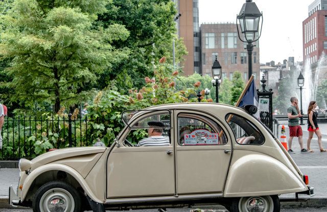 Citroën 2CV: tante feste per i suoi settant’anni - Foto 11 di 13