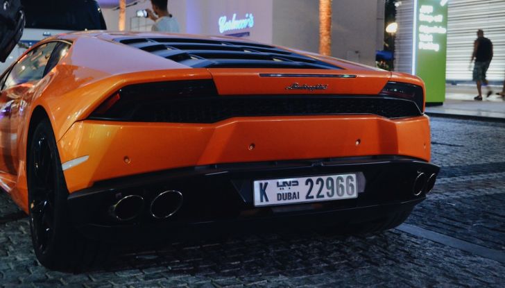 Dubai, noleggia una Lamborghini Huracán e prende 40 mila euro di multa in 3 ore - Foto 1 di 17