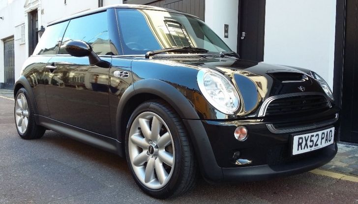 Mini Cooper SE, l’elettrica capace di trainare un Boeing 777F - Foto 3 di 9