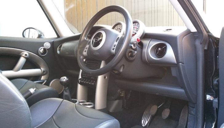 Mini Cooper SE, l’elettrica capace di trainare un Boeing 777F - Foto 5 di 9