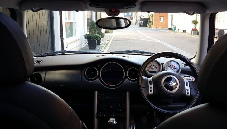 Mini Cooper SE, l’elettrica capace di trainare un Boeing 777F - Foto 7 di 9