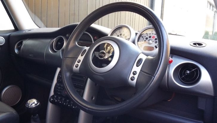 Mini Cooper SE, l’elettrica capace di trainare un Boeing 777F - Foto 8 di 9