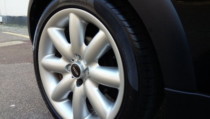 Mini Cooper SE, l’elettrica capace di trainare un Boeing 777F - Foto 9 di 9