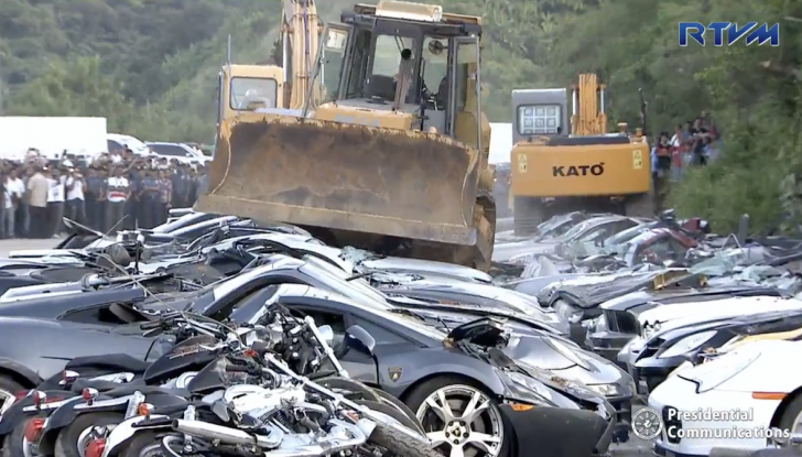Presidente delle Filippine fa distruggere 68 auto premium con la ruspa  [VIDEO] - Foto 12 di 25
