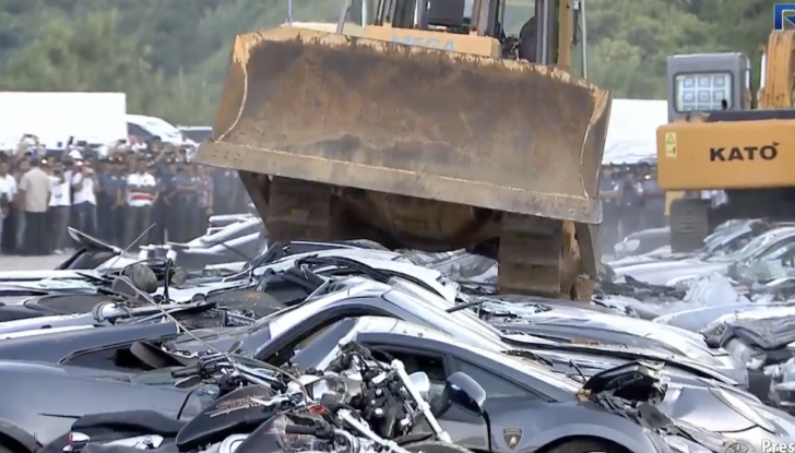 Presidente delle Filippine fa distruggere 68 auto premium con la ruspa  [VIDEO] - Foto 13 di 25