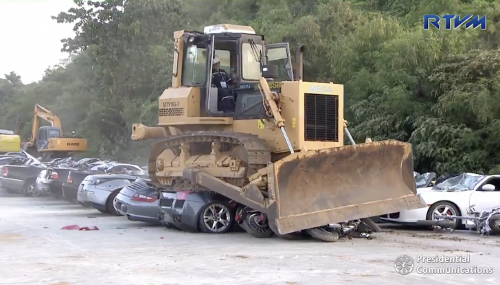 Presidente delle Filippine fa distruggere 68 auto premium con la ruspa  [VIDEO] - Foto 17 di 25