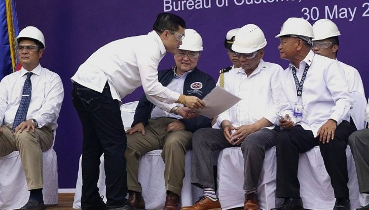 Presidente delle Filippine fa distruggere 68 auto premium con la ruspa  [VIDEO] - Foto 3 di 25