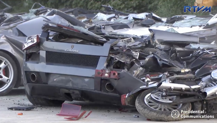 Presidente delle Filippine fa distruggere 68 auto premium con la ruspa  [VIDEO] - Foto 19 di 25