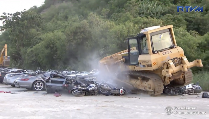 Presidente delle Filippine fa distruggere 68 auto premium con la ruspa  [VIDEO] - Foto 20 di 25
