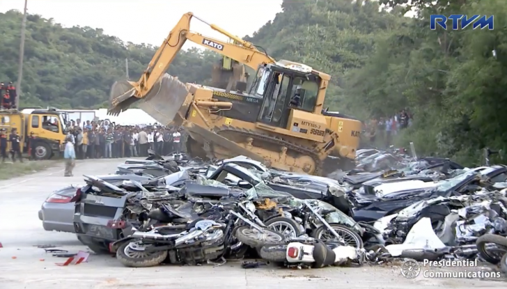 Presidente delle Filippine fa distruggere 68 auto premium con la ruspa  [VIDEO] - Foto 24 di 25