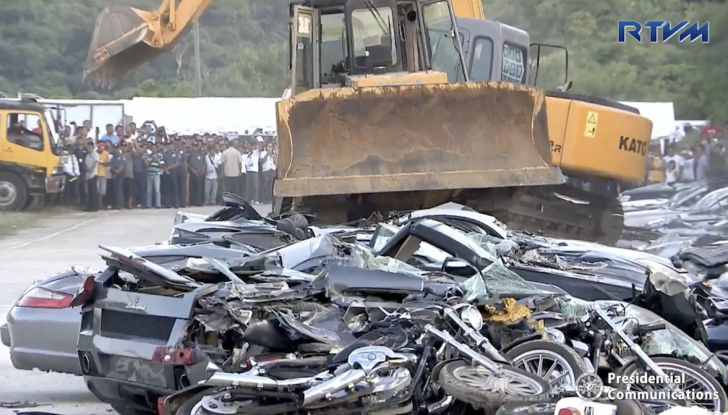 Presidente delle Filippine fa distruggere 68 auto premium con la ruspa  [VIDEO] - Foto 25 di 25