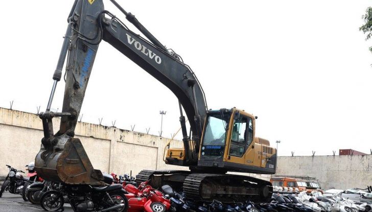 Presidente delle Filippine fa distruggere 68 auto premium con la ruspa  [VIDEO] - Foto 4 di 25