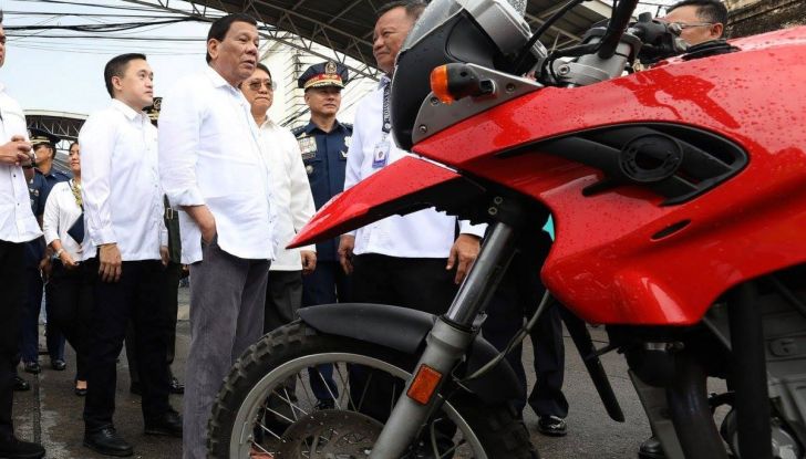 Presidente delle Filippine fa distruggere 68 auto premium con la ruspa  [VIDEO] - Foto 7 di 25