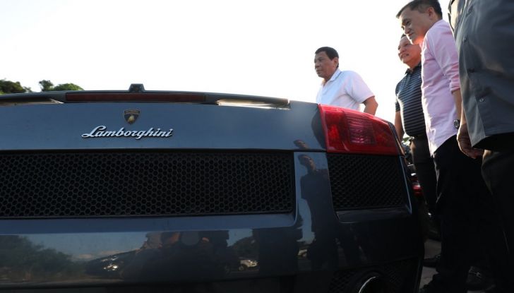 Presidente delle Filippine fa distruggere 68 auto premium con la ruspa  [VIDEO] - Foto 8 di 25