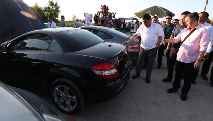 Presidente delle Filippine fa distruggere 68 auto premium con la ruspa  [VIDEO] - Foto 10 di 25