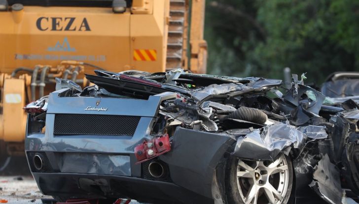 Presidente delle Filippine fa distruggere 68 auto premium con la ruspa  [VIDEO] - Foto 2 di 25