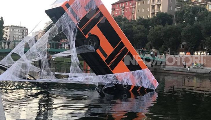 Spider-Man per PS4 a Milano: l’eroe Marvel salva un bus in Darsena - Foto 2 di 11