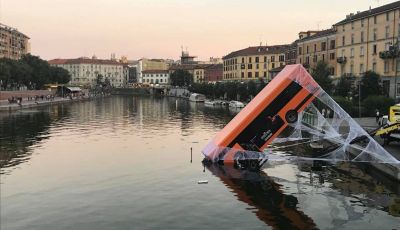 Spider-Man per PS4 a Milano: l’eroe Marvel salva un bus in Darsena