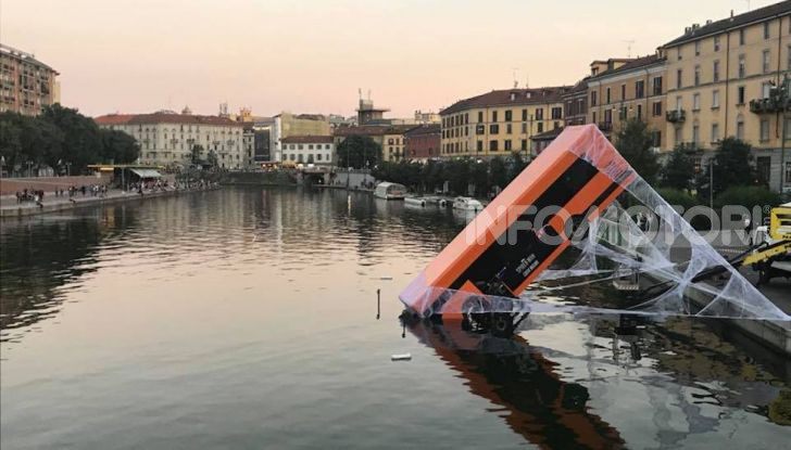 Spider-Man per PS4 a Milano: l’eroe Marvel salva un bus in Darsena - Foto 1 di 11