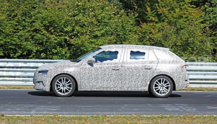 Skoda Rapid Spaceback 2019 foto spia della nuova generazione - Foto 19 di 20