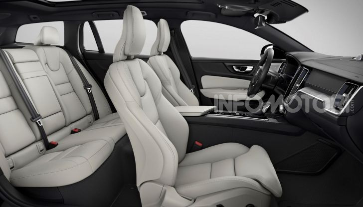 Volvo V60 Cross Country, familiare a ruote alte anche ibrida plug-in - Foto 5 di 12