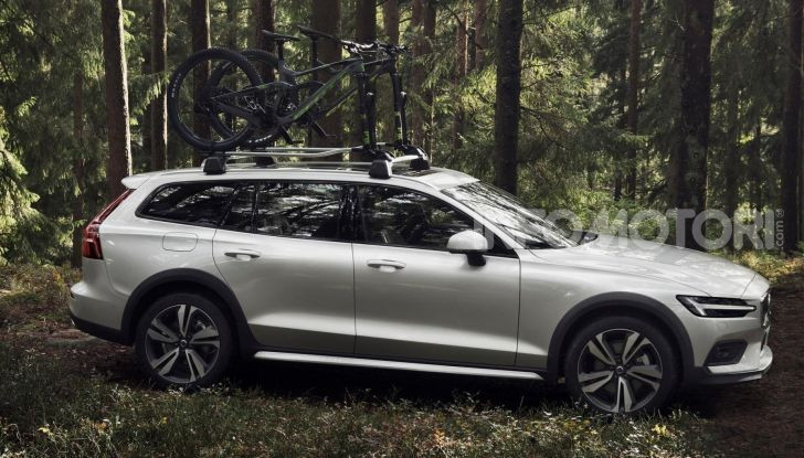 Volvo V60 Cross Country, familiare a ruote alte anche ibrida plug-in - Foto 3 di 12
