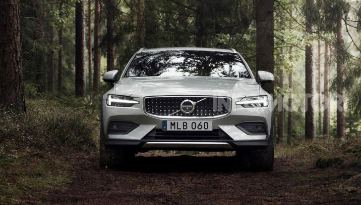 Volvo V60 Cross Country, familiare a ruote alte anche ibrida plug-in - Foto 1 di 12
