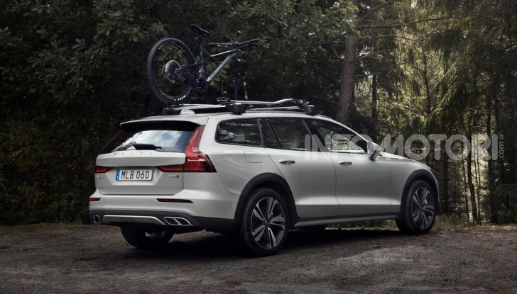 Volvo V60 Cross Country, familiare a ruote alte anche ibrida plug-in - Foto 4 di 12