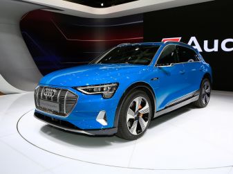 Audi: il SUV elettrico e-Tron debutta in California per sfidare Tesla