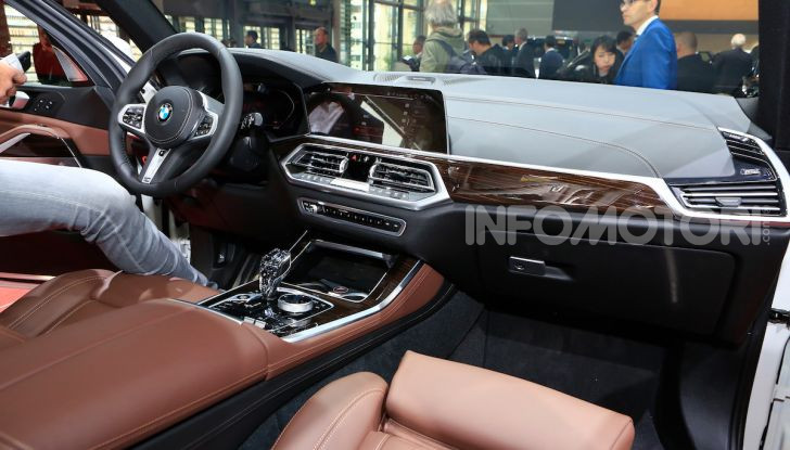 BMW X5, la quarta generazione debutta su strada - Foto 15 di 23