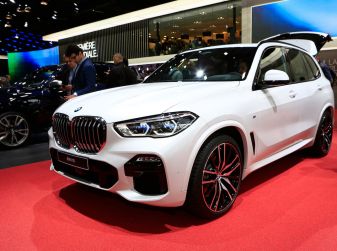 BMW X5, la quarta generazione debutta su strada