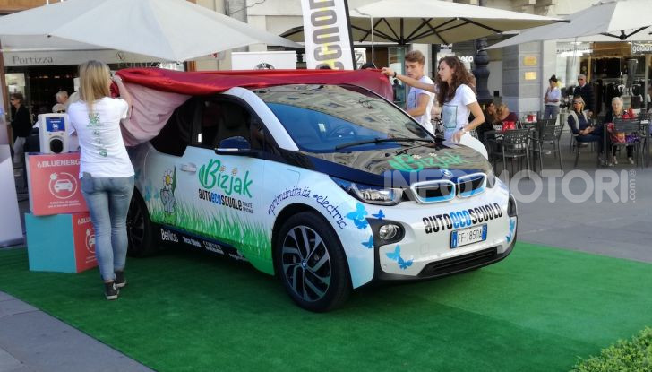 La prima auto da scuola guida elettrica è una BMW i3 - Foto 3 di 5