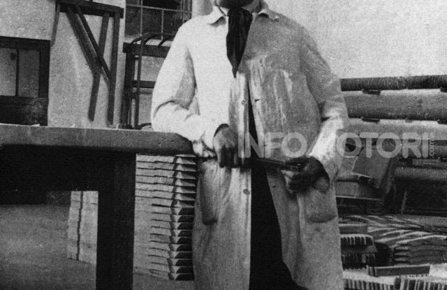 Citroen 2CV compie 75 anni: storia di un mito a quattro ruote - Foto 2 di 7