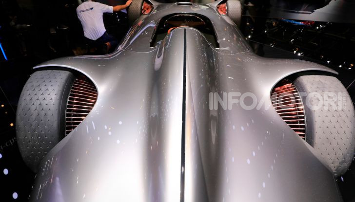 Mercedes Vision EQ Silver Arrow Concept - Foto 9 di 24