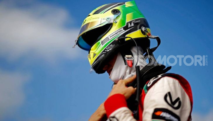 Mick Schumacher debutta in Formula 1 con la Ferrari SF90 - Foto 16 di 28