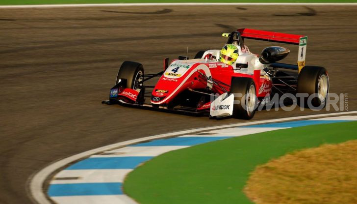 Mick Schumacher debutta in Formula 1 con la Ferrari SF90 - Foto 20 di 28