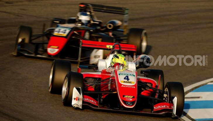 Mick Schumacher debutta in Formula 1 con la Ferrari SF90 - Foto 21 di 28