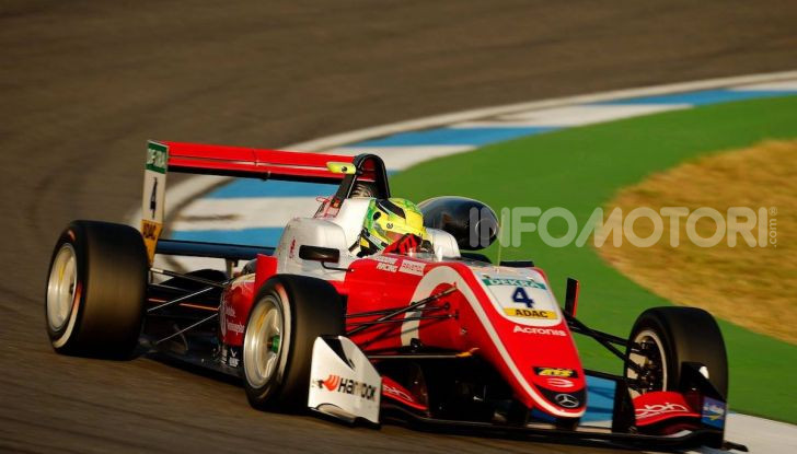 Mick Schumacher debutta in Formula 1 con la Ferrari SF90 - Foto 22 di 28