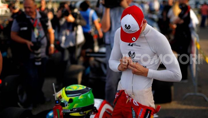 Mick Schumacher debutta in Formula 1 con la Ferrari SF90 - Foto 23 di 28