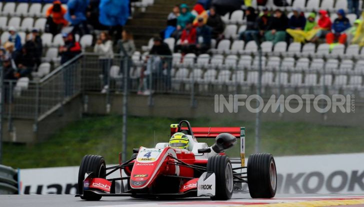 Mick Schumacher debutta in Formula 1 con la Ferrari SF90 - Foto 10 di 28