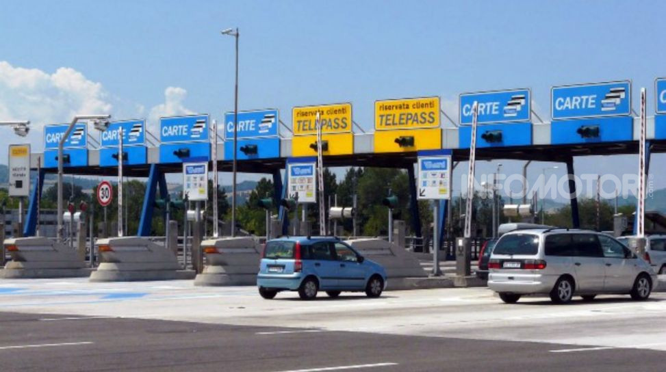 Autostrade, retromarcia al casello: il Codice della Strada cambia le regole, ma solo in un caso
